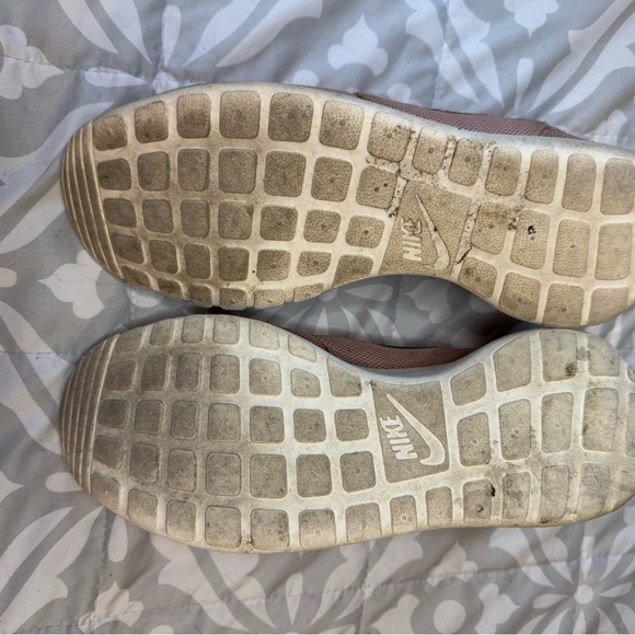 Vintage Nike Pink and Black Roshe Sneakers Retro - Picture 5 of 5